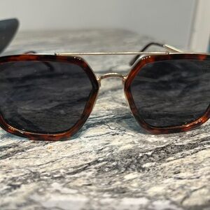 I Sea Tortoise Shell Sunglasses includes hard case